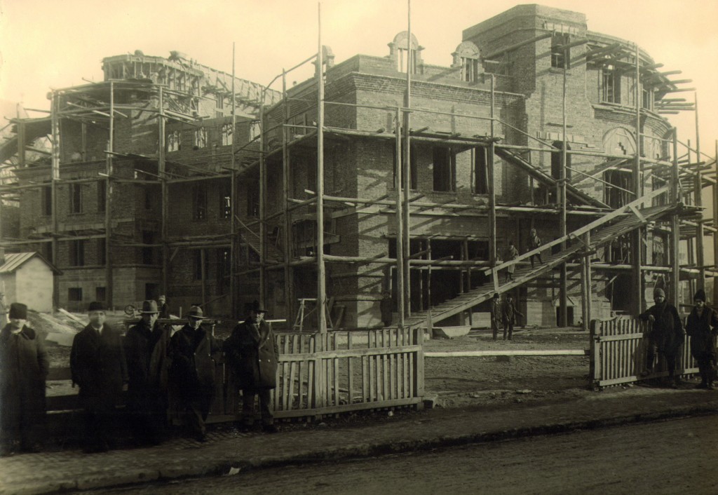 teatru in constructie