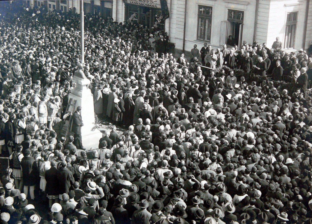  Primul Ministru I.I. C. Brătianu citindu-şi discursul la inaugurarea busturilor primarilor Nicu Albu şi Emil Costinescu, Piatra Neamţ – 1923.