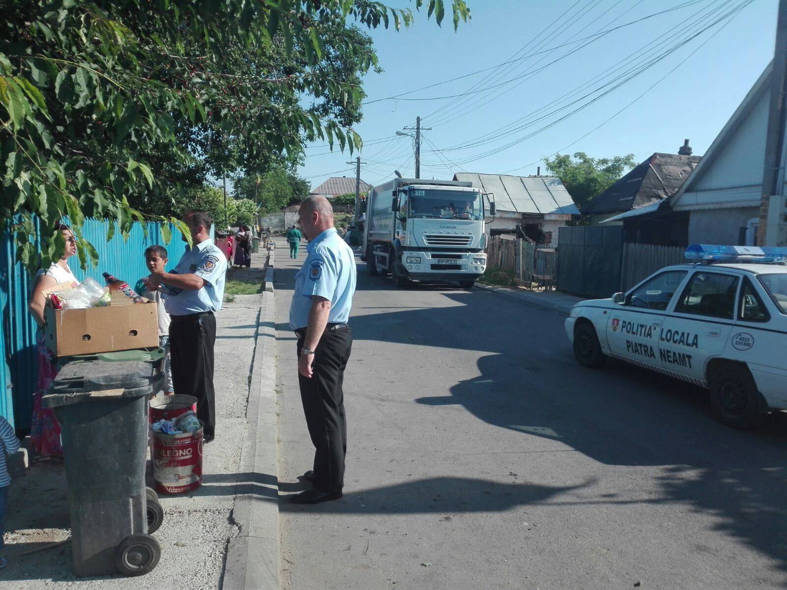 Mașinile de gunoi merg însoțite de poliție în unele zone din Piatra-Neamț ©