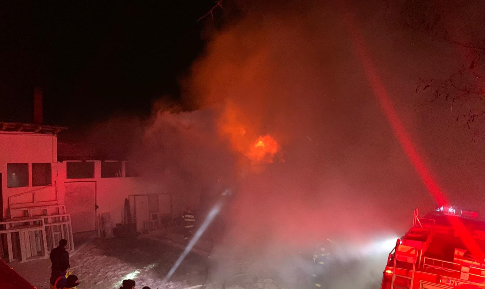 fist base Grease FOTO/VIDEO] Incendiu de proporții la un gater din Neamț - Flăcările au  distrus totul în cale ©