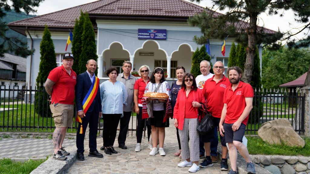 Comuna Pângărați a primit vizita delegației asociației germane „Hilfe für Osteuropa Todtnau”, condusă de Ursula Honeck. Organizația sprijină periodic 9 copii din medii vulnerabile din comunitate.