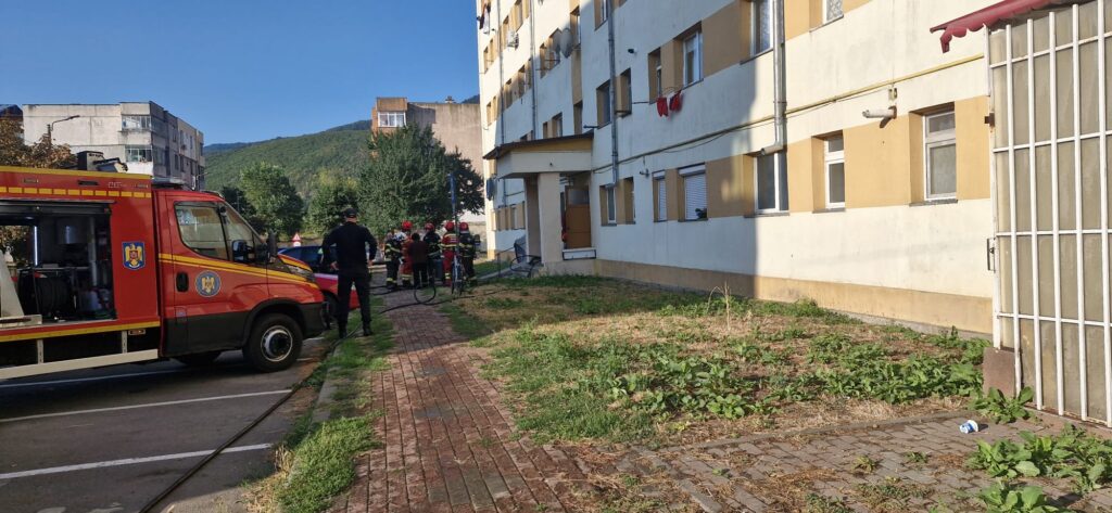Incendiu într-un bloc din Piatra-Neamț