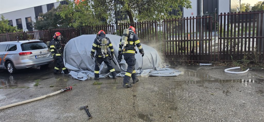 Autoturism distrus într-un incendiu
