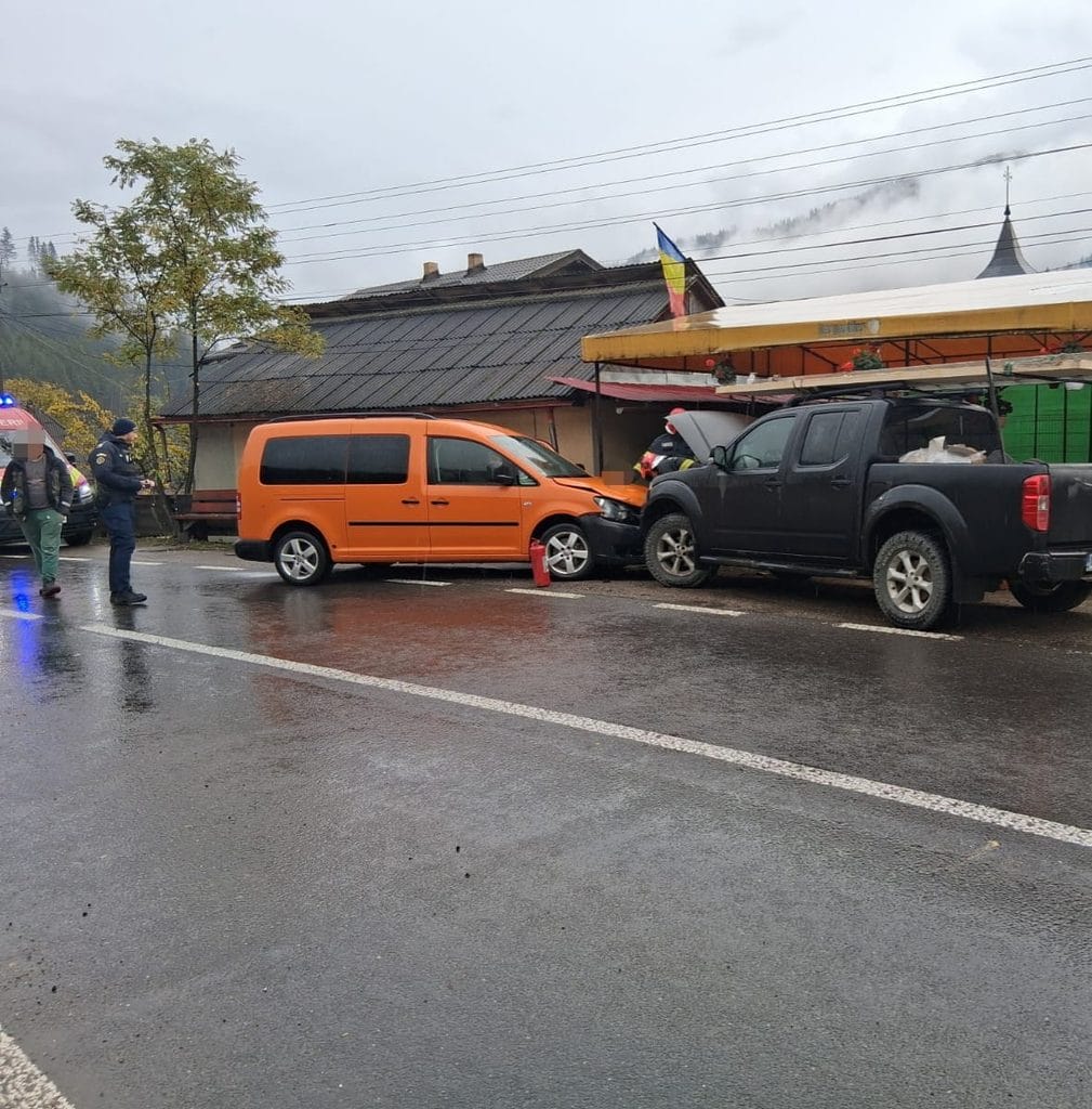 Eveniment rutier la Poiana Teiului - O persoană a fost asistată medicat