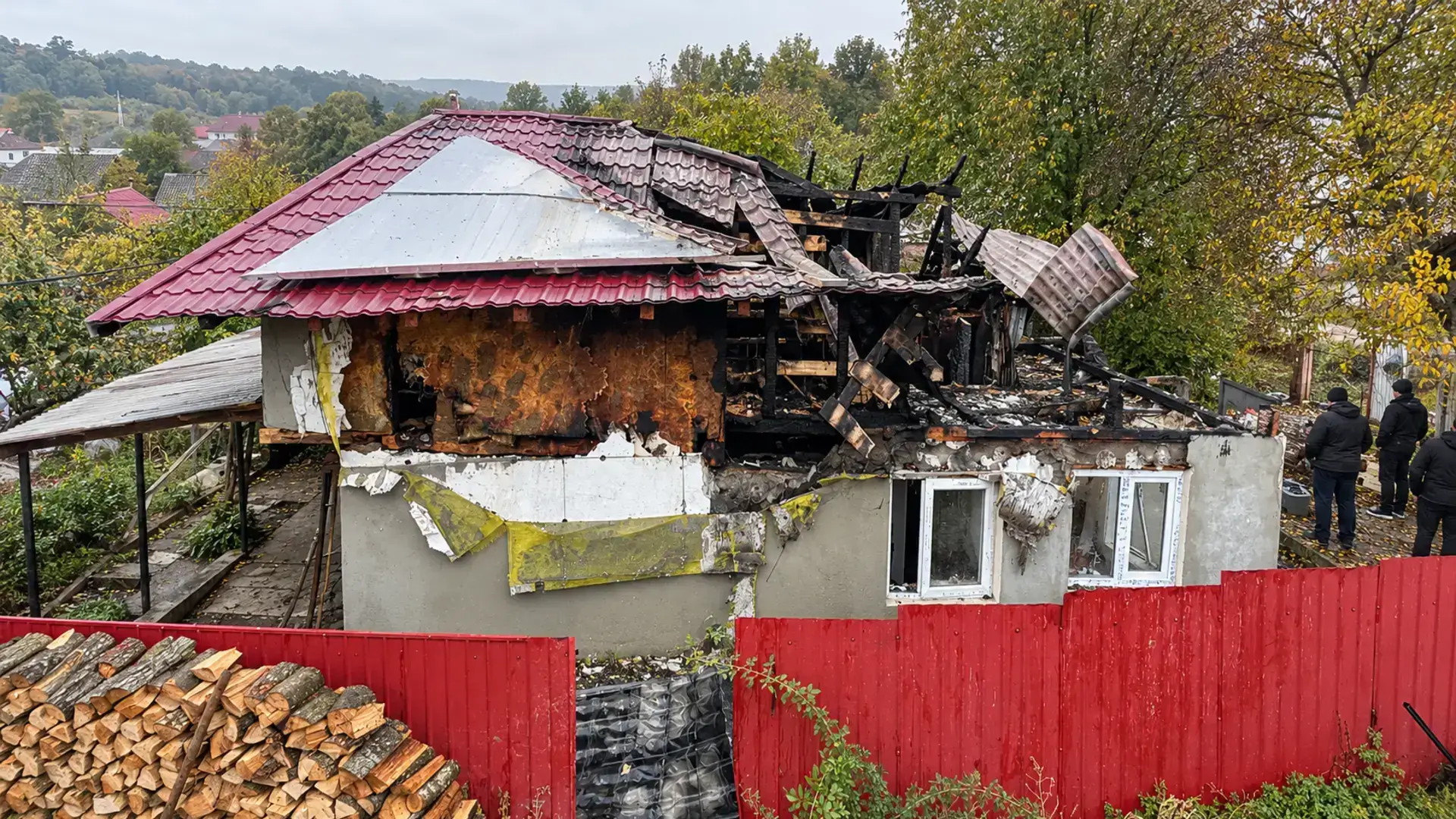 Ilustrație a unei case cu acoperișul și mansarda afectate de incendiu, în Oniceni