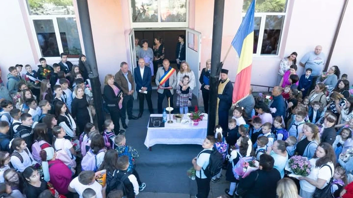 Elevi, părinți, cadre didactice și reprezentanți ai comunității, reuniți în fața unei clădiri școlare.