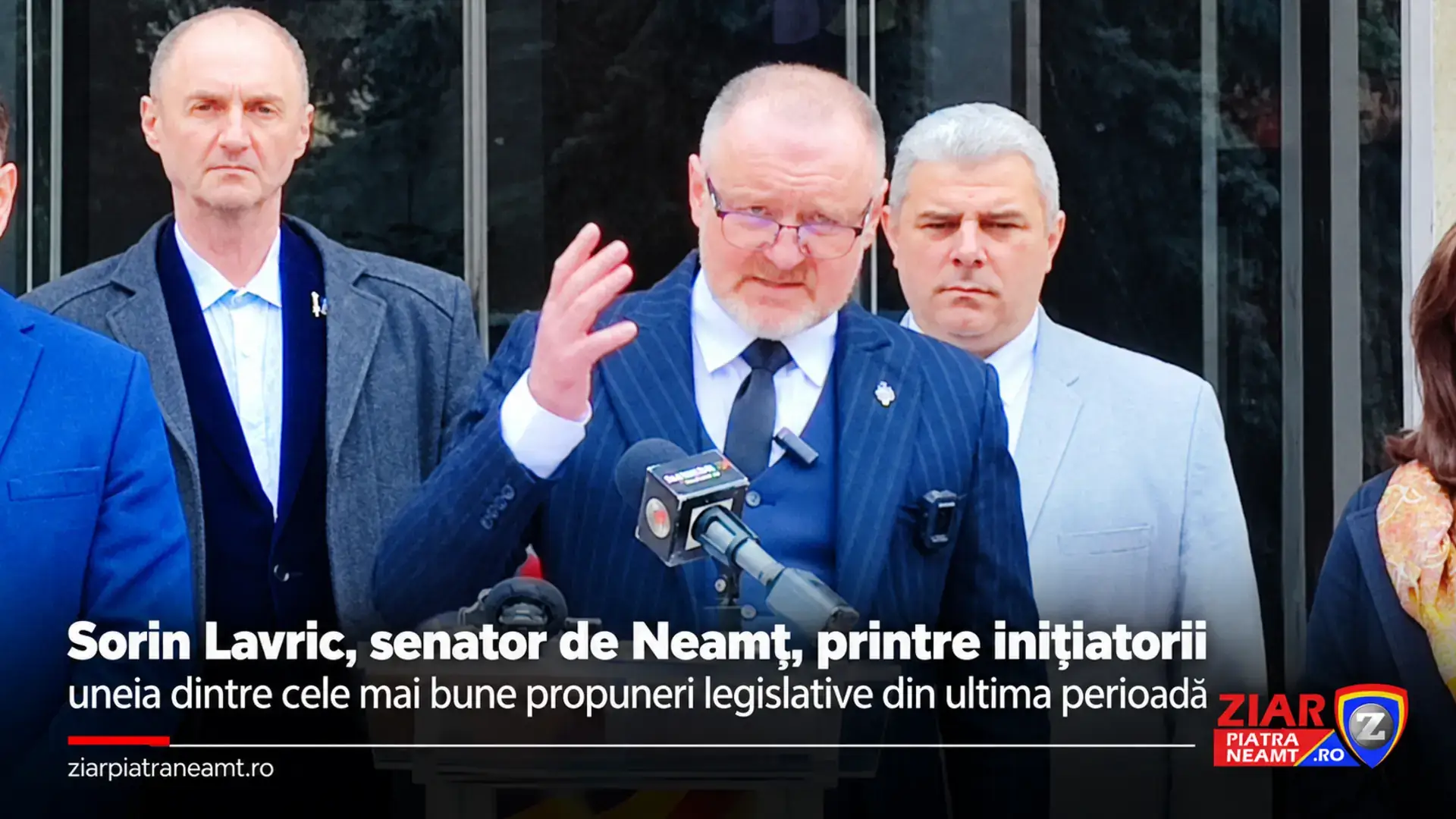 Sorin Lavric la o conferință de presă, pe coperta articolului despre proiectul privind transferul profiturilor